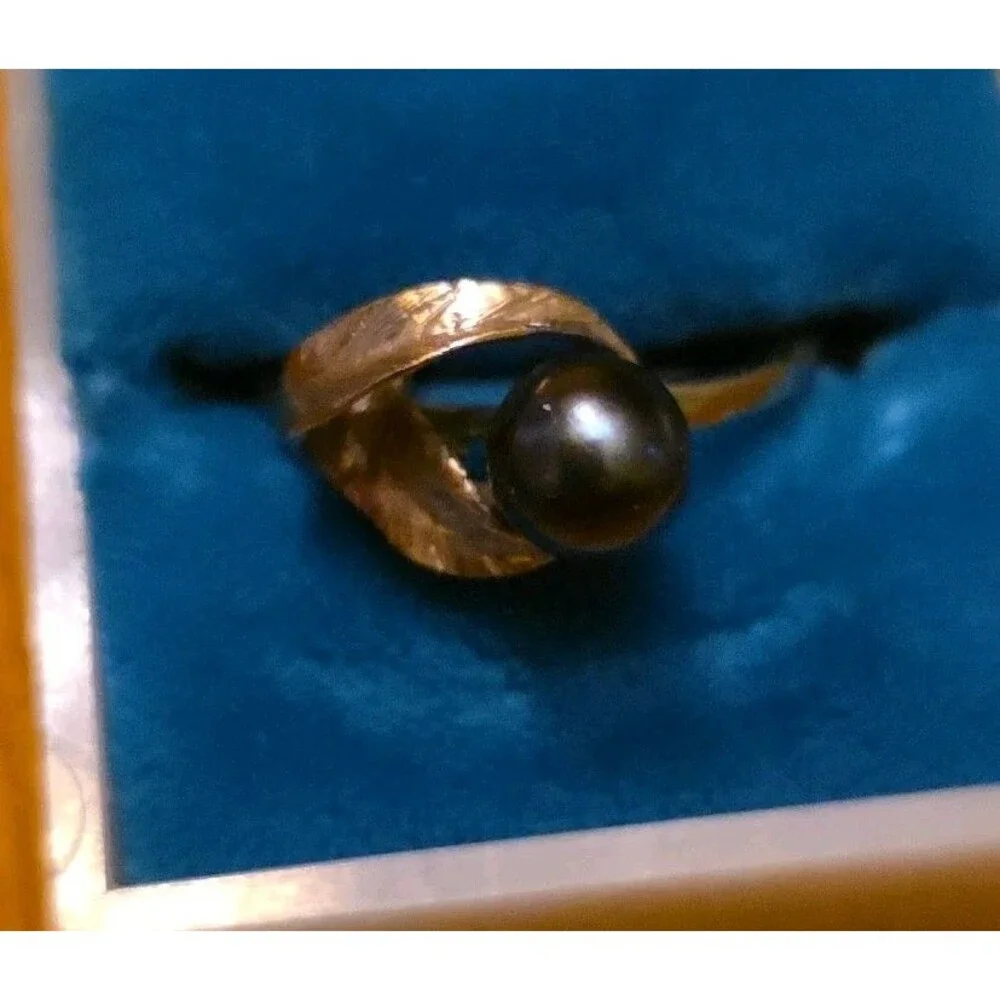 Vintage 14K Gold Black Pearl Leaf Bypass Ring - Textured Gold Leaf Design - Boho
